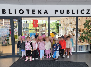 Dzieci przed biblioteką publiczną.