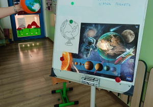 Na zdjęciu widoczna jest tablica, na której przedstawione są informacje dotyczące Dnia Ziemi.