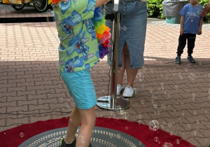 Na platformie fotobudki 360 został przedstawiony chłopiec podczas tańca.
