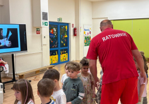 Ratownik WOPR ustawia dzieci w pary.
