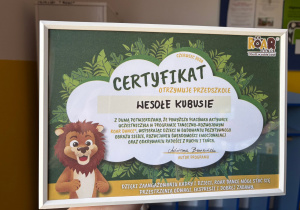 Treść certyfikatu: Czerwiec 2026 Certyfikat otrzymuje Przedszkole Wesołe Kubusie. Z dumą potwierdzamy, że powyższa placówka aktywnie uczestniczyła w programie taneczno-rozwojowym Roar Dance, wspierając dzieci w budowaniu pozytywnego obrazu siebie, rozwijaniu świadomości emocjonalnej oraz odkrywaniu radości z ruchu i tańca. Autor programu- Adrianna Brzezińska. Dzięki zaangażowaniu kadry i dzieci, Roar Dance mógł stać się przestrzenią odwagi, ekspresji i dobrej zabawy.