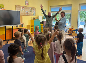 Dzieci tańczą w rytm muzyki podczas koncertu zespołu Puch-Puch. Towarzyszą im Duduś i Gucio, którzy wspólnie z przedszkolakami tworzą radosną, muzyczną atmosferę.
