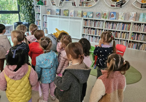 Dzieci w czytelni biblioteki publicznej.