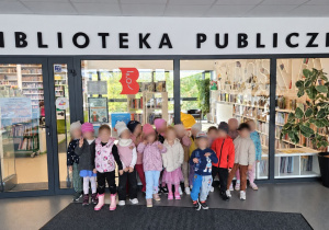 Dzieci przed biblioteką publiczną.