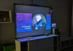 Na ekranie wyświetlana jest prezentacja przedstawiająca postać Stanisława Staszica.
